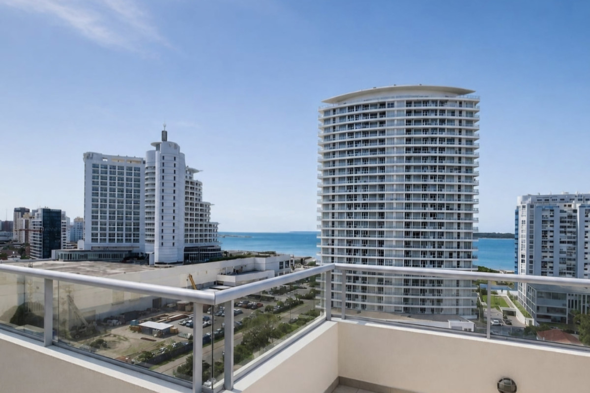 Espectacular Penthouse reciclado con barbacoa propia y vista al mar Playa Mansa Punta del Este