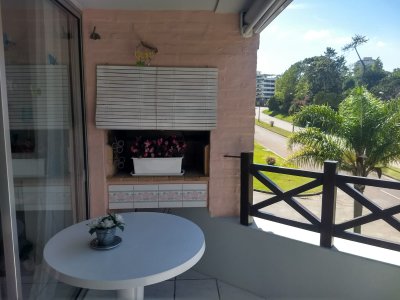 Apartamento de 2 dormitorios estufa a leña y parrillero propio en la  mansa