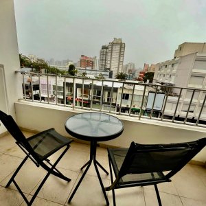 Apartamento de dos dormitorios más servicio con cochera en Península 