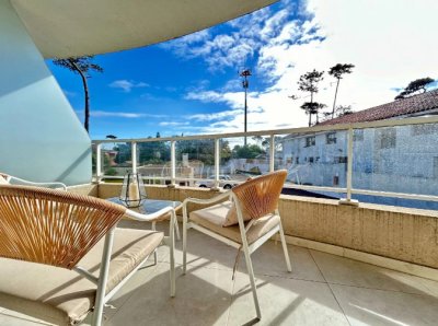 Apartamento moderno de 1 dormitorio esquinero a metros de la Playa Mansa cochera