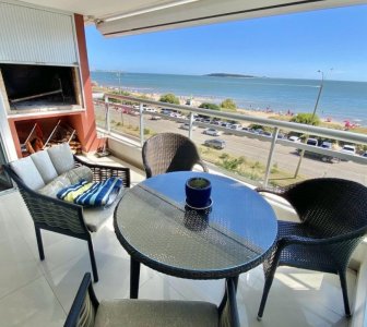 Apartamento de 2 dormitorios primera línea con parrillero Playa Mansa Punta del Este 