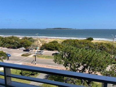 Apartamento 2 dormitorios con vista al mar primera línea Playa Mansa, Punta del Este 