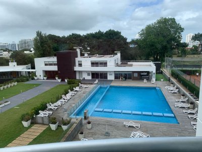 Apartamento de dos dormitorios en Ocean Drive , Punta del Este 