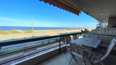 Apartamento en venta en Primera fila frente al mar Playa Mansa con parrillero y estufa a leña !