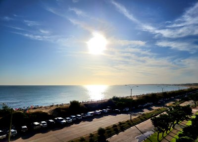 Apartamento 2 dormitorios Vista infinita al mar primera línea con estufa a leña esquinero al oeste garage Playa Mansa Punta del Este