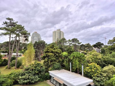 Oportunidad en venta Apartamento 1 dormitorio y medio terraza cochera piscina Playa Mansa Punta del Este