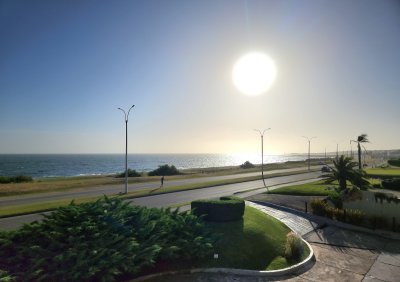 Apartamento reciclado 2 dormitorios frente al mar primera línea terraza cochera Playa Mansa Pinares