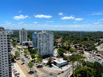 Apartamento mdoerno 2 dormitorios piso alto garage servicios bajos gastos Punta del Este