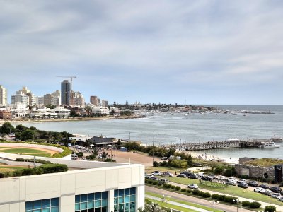 Apartamento a estrenar amoblado piso alto 1 dormitorio frente a Enjoy vista al mar terraza y garage Playa Mansa Punta del Este