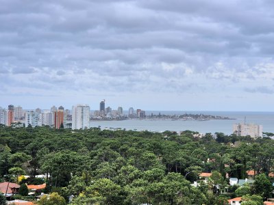 Oportunidad apartamento moderno piso alto 3 dormitorios 2 baños terraza con vista al mar garage venta Punta del Este Jardines del Country