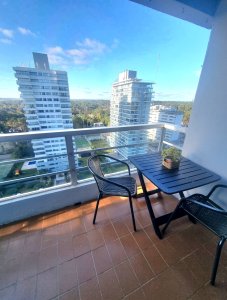 Apartamento piso alto 2 dormitorios garage reciclado piso alto Punta del Este