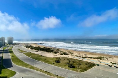 Apartamento de 3 dormitorios mas servicio primera linea playa brava 