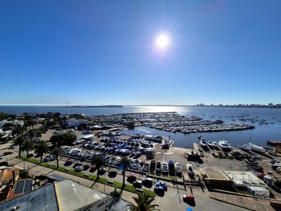 Oportunidad en edificio icónico con una de las mejores vistas de todo Punta en el puerto de la Península