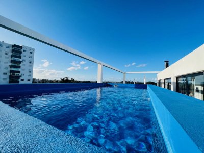 Apartamento de 2 dormitorios con parrillero moderno con cochera en Punta del Este 