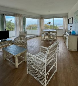 Apartamento de 3 dormitorios + servicio con vista al mar Playa Mansa