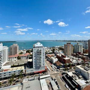 Apartamento de 4 dormitorios en península con excelente vista al mar 