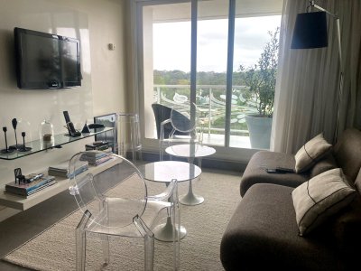 Apartamento en torre reconocida piso alto 2 dormitorios luminoso y moderno excelentes servicios Punta del Este