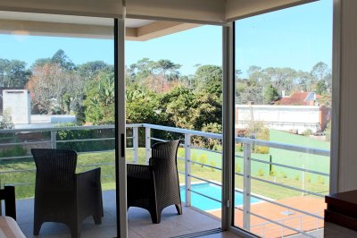 Apartamento moderno 1 dormitorio con parrillero propio terraza garage Playa Mansa a metros del mar Punta del Este