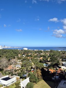 Oportunidad moderno planta cómoda piso alto 3 dormitorios 2 baños terraza con espectacular vista al mar garage venta Punta del Este 