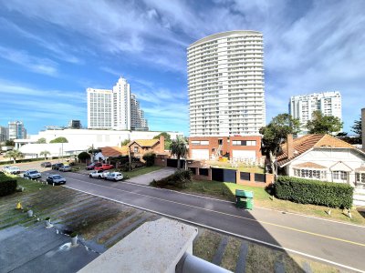 Apartamento 2 dormitorios terraza cochera a sólo 100mts del mar en Playa Mansa Punta del Este