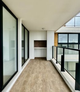 Apartamento de 2 dormitorios moderno con parrillero terraza y cochera en Punta del Este 