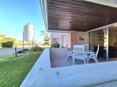 Apartamento 2 Dormitorios 2 baños terraza y garage muy cerca del mar en Playa Mansa Punta del Este