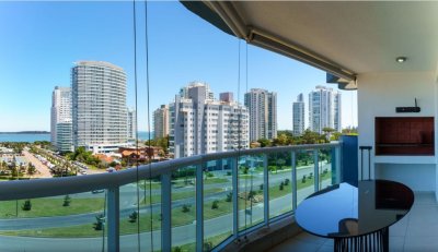 Apartamento de 2 dormitorios y medio con vista a Playa Mansa, Punta del Este 