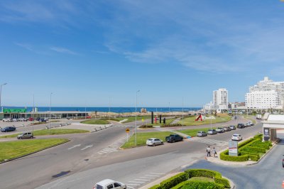 Apartamento de 3 dormitorios en primera línea de  Playa Brava, Punta del Este. 