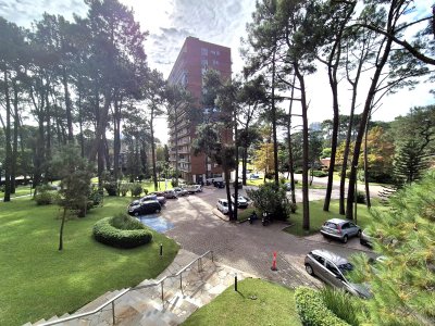 Apartamento de 1 dormitorio semi reciclado enPlaya Mansa Punta del Este 