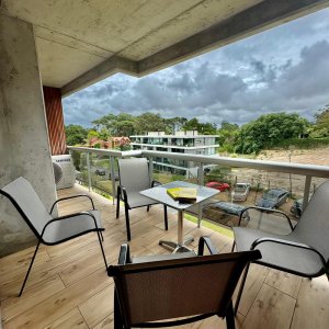 Apartamento moderno 1  dormitorio a estrenar con terraza cochera y piscina en Playa Mansa 