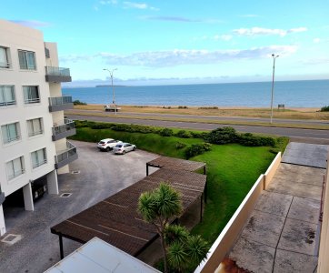 Apartamento 2 dormitorios frente al mar cochera y piscina Playa Mansa Pinares 