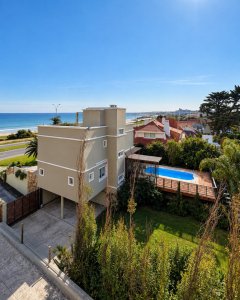 Apartamento de 3 Dormitorios con Vista Parcial al Mar en Playa Mansa - Pinares