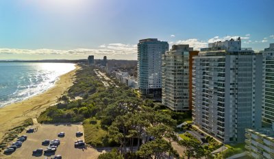 Planta de categoría 3 dormitorios + dependencia parrillero propio frente al mar Punta del Este 