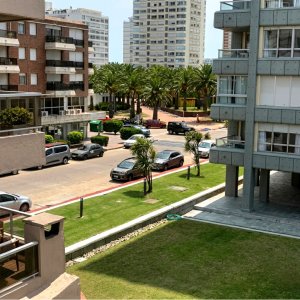 Apartamento de 2 dormitorios con garage Península excelente ubicación