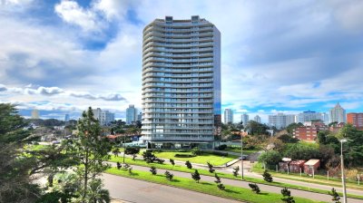 Apartamento de 2 dormitorios, terraza y cochera. A sólo 200mts del mar en Playa Mansa Punta del Este