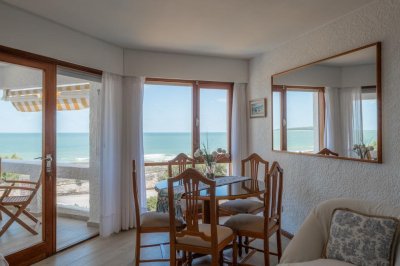 Apartamento 2 dormitorios Vista infinita al mar primera líneA con garage Playa Mansa Punta del Este