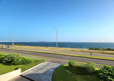 Apartamento 2 dormitorios frente al mar primera línea Playa Mansa Pinares