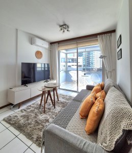 Apartamento 1 dormitorio en venta cercano al Mar terraza y cochera Playa Mansa Punta del Este