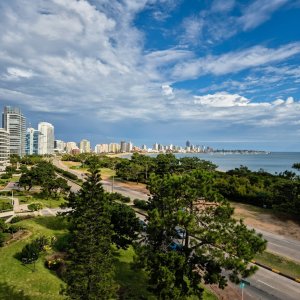 Apartamento reciclado frente al mar Playa Mansa 3 dormitorios terraza con barbacoa uso exclusivo y vista el mar Punta del Este