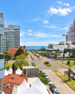 Apartamento de 2 dormitorios con garage en zona Conrad Punta del Este
