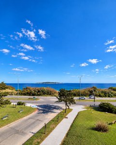 Apartamento de 3 dormitorios + servicio con vista al mar Playa Mansa