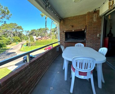 Apartamento 2 dormitorios Playa Mansa con parrillero, estufa y garage