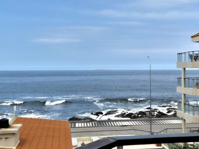 VENTA DE APARTAMENTO DE 3 DORMITORIOS CON VISTA AL MAR EN PENINSULA PUNTA DEL ESTE