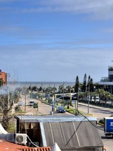 Apartamento 1 dormitorio en venta vista parcial al Mar terraza y cochera Playa Mansa Punta del Este
