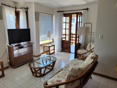 Apartamento de 2 dormitorios con garage Península excelente ubicación