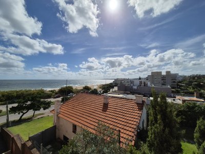 Alquiler anual  2 dormitorios terraza cochera primera linea Playa Mansa