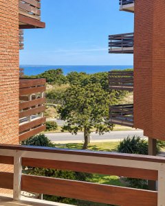 Apartamento 2 dormitorios frente al mar reciclado terraza y garage gastos bajos Playa Mansa Punta del Este