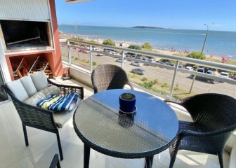 Apartamento de 2 dormitorios primera línea con parrillero Playa Mansa Punta del Este