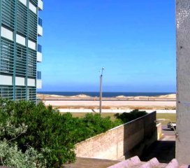 Apartamento de 3 dormitorios estufa a leña y parrillero propio próximo al mar Playa Brava