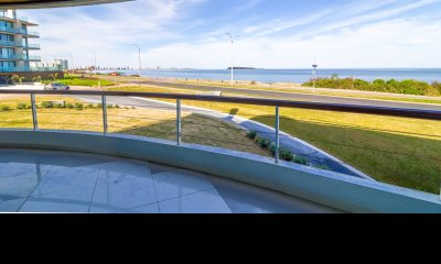 Apartamento moderno de categoría 3 dormitorios+dependencia completa en primera linea al mar en Playa Mansa Pinares Punta del Este